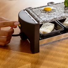 Cheese&Grill 3200 Pocket AllStone Máquina de raclette para 2 personas con grill de 320 W. Con estructura de diseño con acabados en acero inoxidable, botón de encendido y apagado, y placa de asar de piedra. Incluye 2 sartenes pequeñas antiadherentes y 1 espátula de madera.