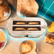 Shine&Toast Extra Double Vertikaler Stahltoaster mit langem Doppelschlitz und beleuchtetem Ring mit Fassunsvermögen für 4 Toastscheiben.