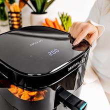 Fritadeira Cecofry DuoHeat 6000 Air com dupla resistência para perfeito escurecimento e sabor grelhado em carnes, capacidade de 6 litros e potência de 2200 W para pratos saudáveis.