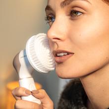 Facecare Totalclean Brosse faciale avec 9 têtes de brosse pour le visage, le corps et les pieds, pivotant à 360°, design ergonomique et pochette de voyage.