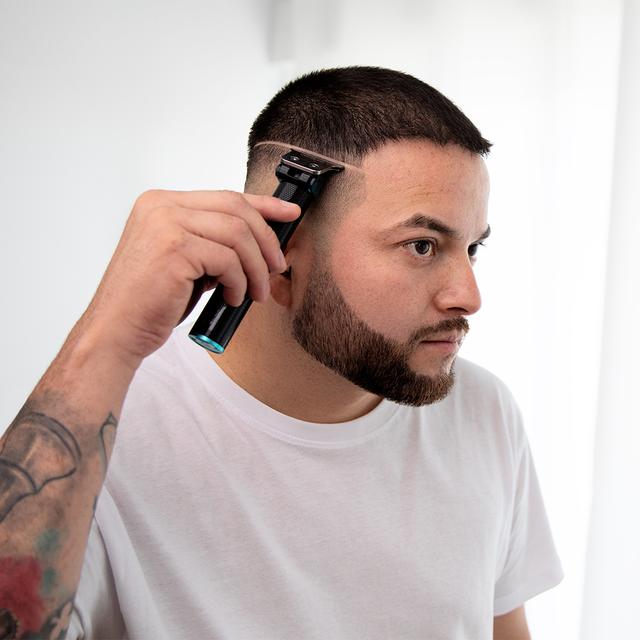 Uso de la perfiladora Cecotec PrecisionCare Profiling en el contorno del pelo