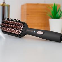 Bamba InstantCare 400 Travel Brush Escova alisadora de cerâmica turmalina com uma temperatura máxima de 190 °C que alisa sem reduzir o volume.