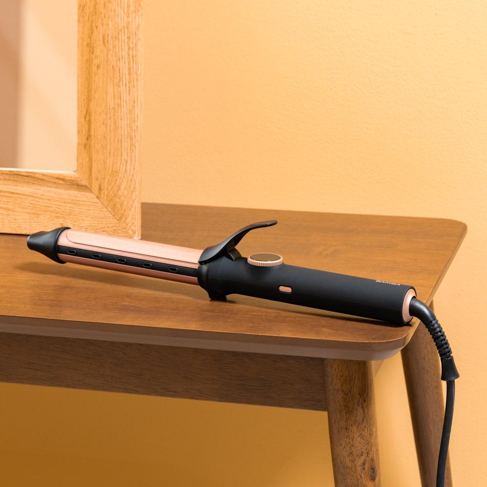 CECOTEC Bamba SurfCare Curly Sphere sobre mesa