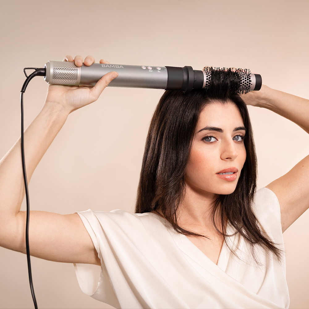 Bamba CeramicCare AirGlam Y Cepillo de aire moldeador de pelo, secador, alisador y rizador multifunción 8 en 1 con tecnología Coanda que moldea, riza, peina, seca y elimina el efecto frizz. Con 3 velocidades, 3 temperaturas, y control inteligente del calor. Motor digital 1400 W de potencia y 110000 rpm.