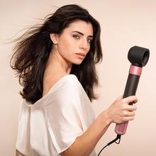 Bamba CeramicCare AirGlam Black Multifunktionaler 8-in-1-Styler mit Coanda-Technologie, der formt, lockt, stylt, trocknet und Frizz beseitigt. Mit 3 Geschwindigkeiten, 3 Temperaturen und intelligenter Wärmeregelung. Digitaler Motor mit 1400 W Leistung und 110.000 U/min. Keramisch beschichtete Köpfe, Keratin und Mandelöl.