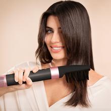 Bamba CeramicCare AirGlam Black Multifunktionaler 8-in-1-Styler mit Coanda-Technologie, der formt, lockt, stylt, trocknet und Frizz beseitigt. Mit 3 Geschwindigkeiten, 3 Temperaturen und intelligenter Wärmeregelung. Digitaler Motor mit 1400 W Leistung und 110.000 U/min. Keramisch beschichtete Köpfe, Keratin und Mandelöl.