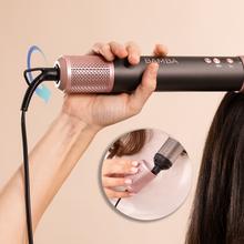 Bamba CeramicCare AirGlam Black Multifunktionaler 8-in-1-Styler mit Coanda-Technologie, der formt, lockt, stylt, trocknet und Frizz beseitigt. Mit 3 Geschwindigkeiten, 3 Temperaturen und intelligenter Wärmeregelung. Digitaler Motor mit 1400 W Leistung und 110.000 U/min. Keramisch beschichtete Köpfe, Keratin und Mandelöl.