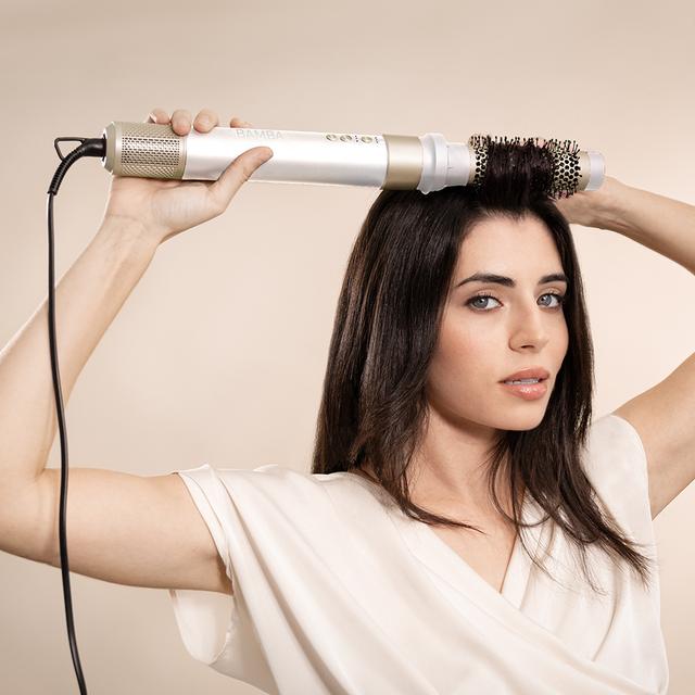 Cepillo redondo del CECOTEC AirGlam Champagne dando volumen al cabello