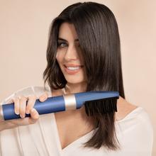 Bamba CeramicCare AirGlam Blue Multifunktionaler 8-in-1-Styler mit Coanda-Technologie, der formt, lockt, stylt, trocknet und Frizz beseitigt. Mit 3 Geschwindigkeiten, 3 Temperaturen und intelligenter Wärmeregelung. Digitaler Motor mit 1400 W Leistung und 110.000 U/min. Keramisch beschichtete Köpfe, Keratin und Mandelöl.