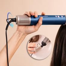 Bamba CeramicCare AirGlam Blue Multifunktionaler 8-in-1-Styler mit Coanda-Technologie, der formt, lockt, stylt, trocknet und Frizz beseitigt. Mit 3 Geschwindigkeiten, 3 Temperaturen und intelligenter Wärmeregelung. Digitaler Motor mit 1400 W Leistung und 110.000 U/min. Keramisch beschichtete Köpfe, Keratin und Mandelöl.