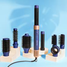 Bamba CeramicCare AirGlam Blue Multifunktionaler 8-in-1-Styler mit Coanda-Technologie, der formt, lockt, stylt, trocknet und Frizz beseitigt. Mit 3 Geschwindigkeiten, 3 Temperaturen und intelligenter Wärmeregelung. Digitaler Motor mit 1400 W Leistung und 110.000 U/min. Keramisch beschichtete Köpfe, Keratin und Mandelöl.