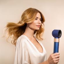 Bamba CeramicCare AirGlam Blue Brosse soufflante multifonction 8 en 1 avec technologie Coanda qui donne forme, boucle, coiffe et sèche vos cheveux et élimine les frisottis. 3 vitesses, 3 températures et contrôle intelligent de la chaleur. Moteur numérique d'une puissance de 1400 W et d'une vitesse de 110000 tr/min. Têtes à revêtement en céramique, kératine et huile d'amande.