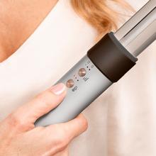 Bamba CeramicCare AirGlam Aluminum Multifunktionaler 8-in-1-Styler mit Coanda-Technologie, der formt, lockt, stylt, trocknet und Frizz beseitigt. Mit 3 Geschwindigkeiten, 3 Temperaturen und intelligenter Wärmeregelung. Digitaler Motor mit 1400 W Leistung und 110.000 U/min. Keramisch beschichtete Köpfe, Keratin und Mandelöl.