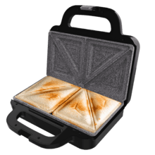 Sandwichera con capacidad para dos sandwiches con rellenos generosos y placas de sandwiches triangulares.