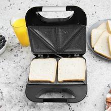 Sandwichera con capacidad para dos sandwiches con rellenos generosos y placas de sandwiches triangulares.