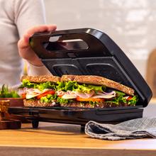 Sandwichera con capacidad para dos sandwiches con rellenos generosos y 3 pares de placas desmontables.