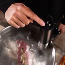 SlowVide 1000 Connected Sous Vide Roner para cocinar a baja tempertatura, con conectividad Wi-Fi y 1000 W de potencia.