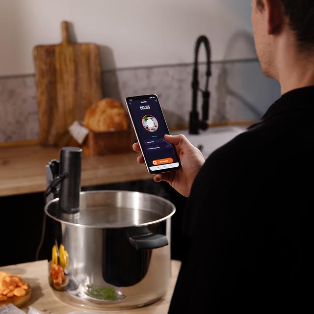 SlowVide 1000 Connected Sous Vide Roner para cocinar a baja tempertatura, con conectividad Wi-Fi y 1000 W de potencia.