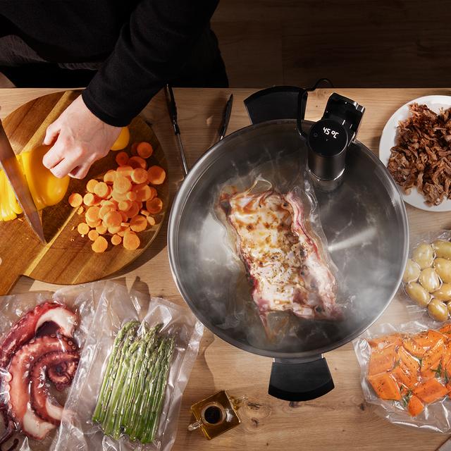 SlowVide 1000 Connected Sous Vide Roner para cocinar a baja tempertatura, con conectividad Wi-Fi y 1000 W de potencia.