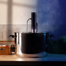 SlowVide 1000 Connected Sous Vide Roner para cocinar a baja tempertatura, con conectividad Wi-Fi y 1000 W de potencia.