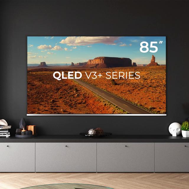 TV QLED V3+ Series VQU30085+ TV QLED de 85", grandes dimensões, resolução 4K UHD, Android TV 11, Full Array Local Dimming, 120 Hz, Altifalantes com 60 W, Dolby Vision & Atmos, Wide Colour Gamut, HDR10, HDM 2.1, USB 3.0, CORTEX A55, Google Voice Assistant e Chromecast.