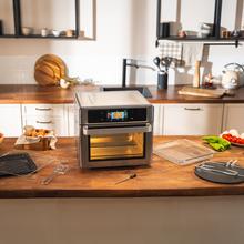 Four à air chaud connecté Bake&Fry 3000 Touch Steel avec écran tactile couleur, connectivité, capacité de 30 litres, puissance de 1700 W. 10 modes de cuisson. Comprend une plaque de friture, une plaque de cuisson, une grille, un bac récupérateur de graisse amovible, une rôtissoire avec poignée, un moule à pâtisserie, une pince pour retirer les plaques et une sonde de température.