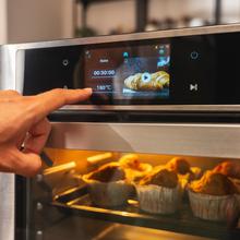 Four à air chaud connecté Bake&Fry 3000 Touch Steel avec écran tactile couleur, connectivité, capacité de 30 litres, puissance de 1700 W. 10 modes de cuisson. Comprend une plaque de friture, une plaque de cuisson, une grille, un bac récupérateur de graisse amovible, une rôtissoire avec poignée, un moule à pâtisserie, une pince pour retirer les plaques et une sonde de température.