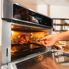 Four à air chaud connecté Bake&Fry 3000 Touch Steel avec écran tactile couleur, connectivité, capacité de 30 litres, puissance de 1700 W. 10 modes de cuisson. Comprend une plaque de friture, une plaque de cuisson, une grille, un bac récupérateur de graisse amovible, une rôtissoire avec poignée, un moule à pâtisserie, une pince pour retirer les plaques et une sonde de température.