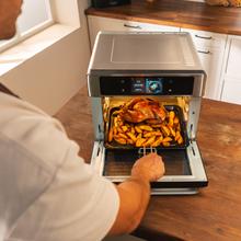 Four à air chaud connecté Bake&Fry 3000 Touch Steel avec écran tactile couleur, connectivité, capacité de 30 litres, puissance de 1700 W. 10 modes de cuisson. Comprend une plaque de friture, une plaque de cuisson, une grille, un bac récupérateur de graisse amovible, une rôtissoire avec poignée, un moule à pâtisserie, une pince pour retirer les plaques et une sonde de température.