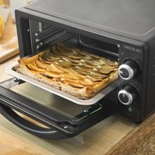 ‌Bake&Toast 1090 Black Mini-forno elétrico multifunções, 10 litros de capacidade e porta com vidro duplo.