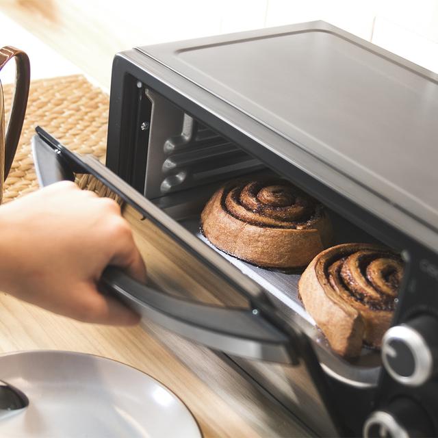 ‌Bake&Toast 1090 Black Mini-forno elétrico multifunções, 10 litros de capacidade e porta com vidro duplo.