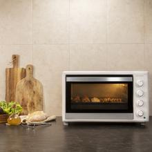 Bake&Toast 6090 White Gyro Mini-Forno com capacidade de 60 litros, 12 funções combináveis, alta potência de 2200 W e equipado com luz interior.