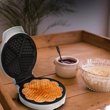 Divertida Wafflestone Round Waffle Maker com acabamentos em aço inoxidável e 1000 W de potência, ideal para cozinhar um waffle grande ou 5 waffles em forma de coração.