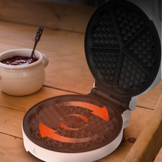 Divertida Wafflestone Round Waffle Maker com acabamentos em aço inoxidável e 1000 W de potência, ideal para cozinhar um waffle grande ou 5 waffles em forma de coração.