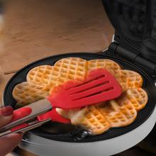 Divertida Wafflestone Round Waffle Maker com acabamentos em aço inoxidável e 1000 W de potência, ideal para cozinhar um waffle grande ou 5 waffles em forma de coração.