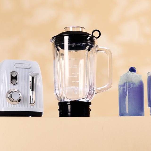 Power Black Titanium RetroBlue Retro-Glasmixer mit 1200 W maximaler Leistung, 4-Blätter-Klinge mit schwarzer Titanbeschichtung und 1,5-Liter-Behälter.