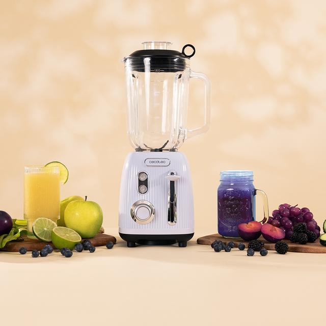 Power Black Titanium RetroBlue Mixeur-blender rétro d'une puissance maximale de 1200 W, avec 4 lames revêtues en titane noir et un bol d'une capacité de 1,5 L.