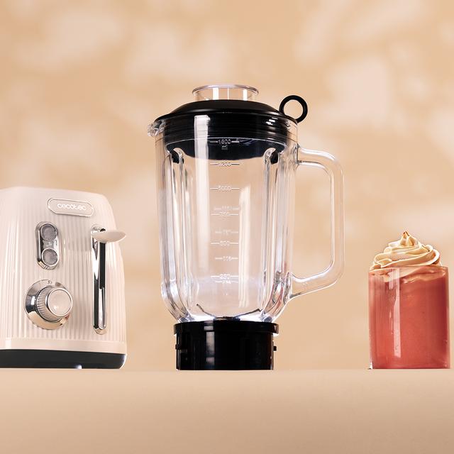 Power Black Titanium RetroBeige Mixeur-blender rétro d'une puissance maximale de 1200 W, avec 4 lames revêtues en titane noir et un bol d'une capacité de 1,5 L.