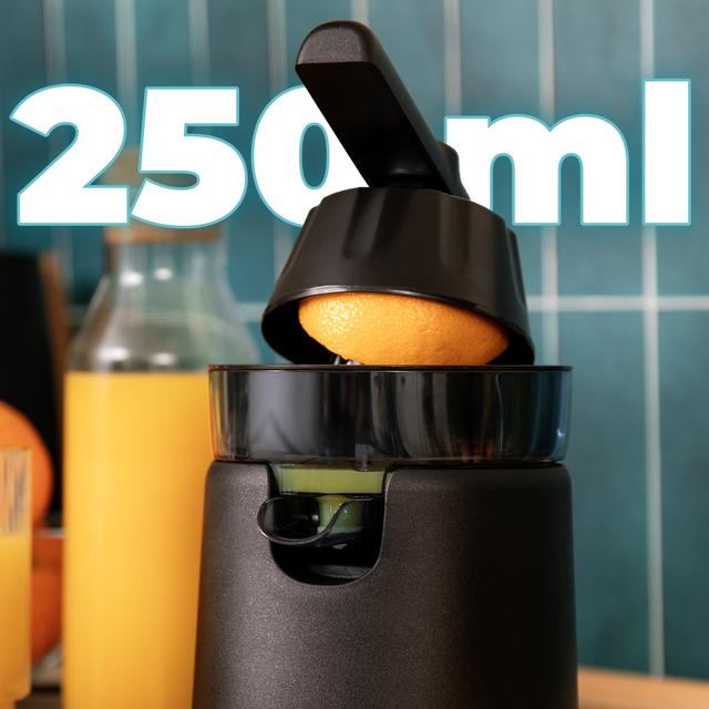 EssentialVita Hyden 120 Elektrischer Arm-Entsafter für Orangen und Zitrusfrüchte mit 120 W Leistung und zwei abnehmbaren Kunststoffkegeln in verschiedenen Größen. Kunststoffgriff und -deckel mit einem Fassungsvermögen von 250 ml.