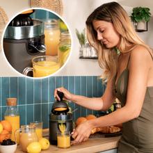 EssentialVita Hyden 120 Hybrid Exprimidor eléctrico de brazo para naranjas y cítricos con 120 W de potencia y dos conos desmontables de plástico de diferente tamaño. Mango y tapa de plástico con una capacidad de 250ml.