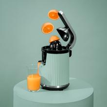 Presse-agrumes électrique à bras rétro Xqueeze RetroJuice 600 Green pour oranges et agrumes d'une puissance de 600 W, filtre en acier inoxydable, cône en plastique, levier pour extraire la pulpe et système anti-goutte.