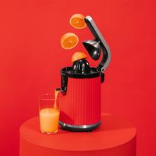 Xqueeze RetroJuice 600 Red Elektrischer Retro-Entsafter für Orangen und Zitrusfrüchte mit 600 W Leistung, Edelstahlfilter, Kunststoffkegel, Hebel zum Extrahieren des Fruchtfleischs und Anti-Tropf-System.