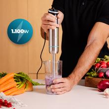 Varinha mágica Power Neutron 1100MAX com potência máxima de 1100 W, tecnologia Crossblades com lâminas de 4 folhas com revestimento de titânio preto, pé XL extra longo, capa anti-respingos e seletor de velocidade com função turbo. Inclui copo de 800 ml com tampa, batedeira e picador com lâmina picadora de gelo.
