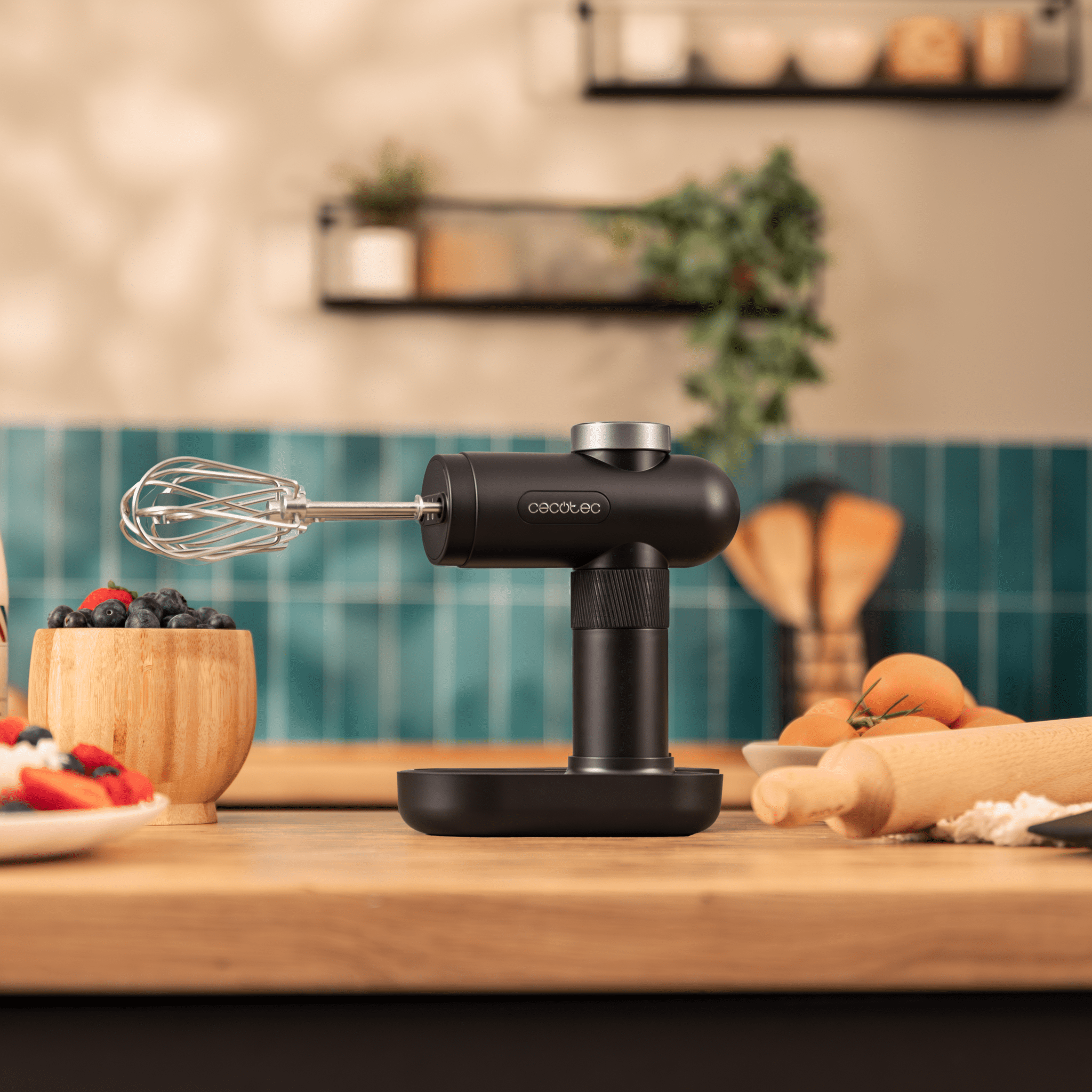 Batidora de varillas CECOTEC PowerTwist Battery en cocina