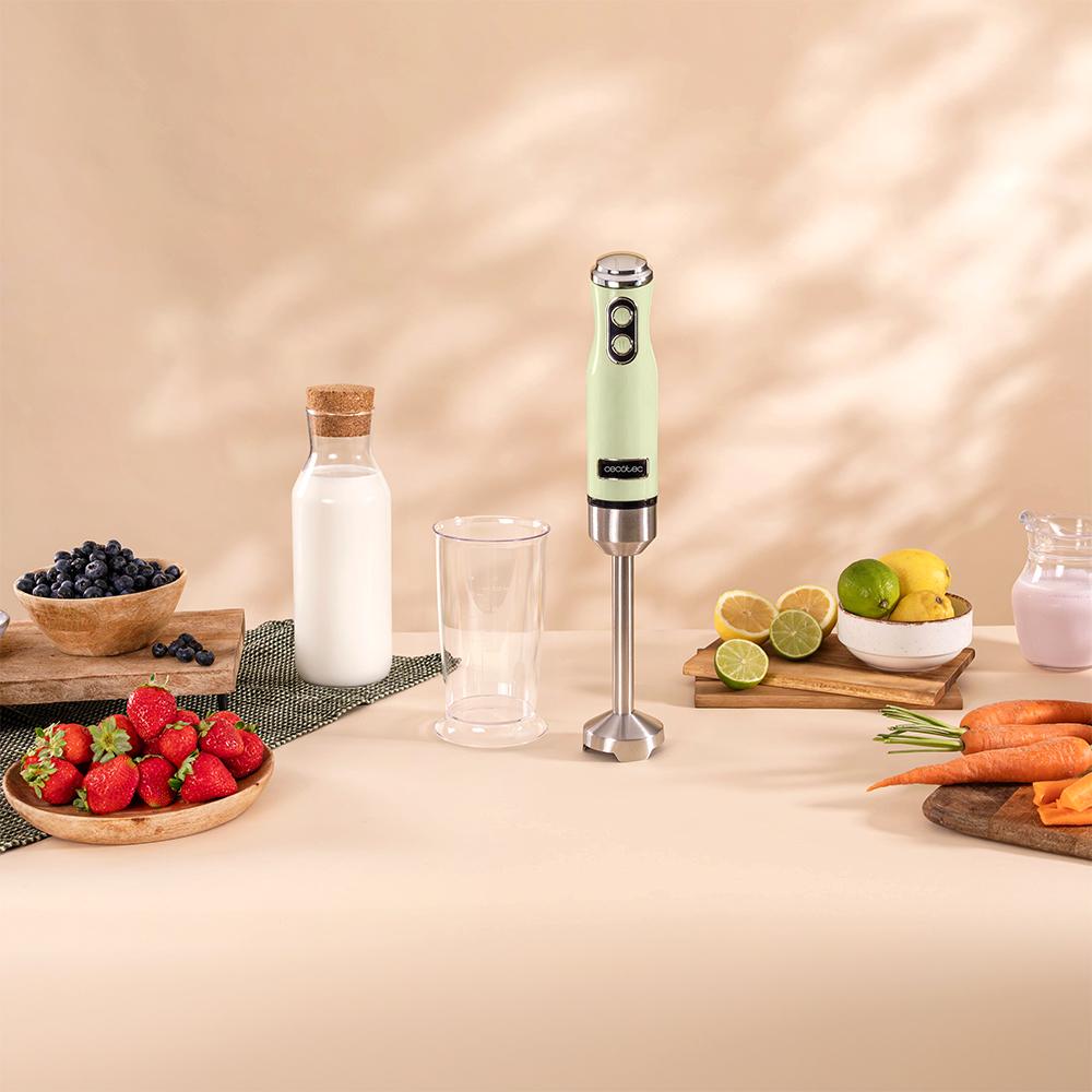 Batidora Cecotec Power RetroGreen 1200MAX en cocina con ingredientes