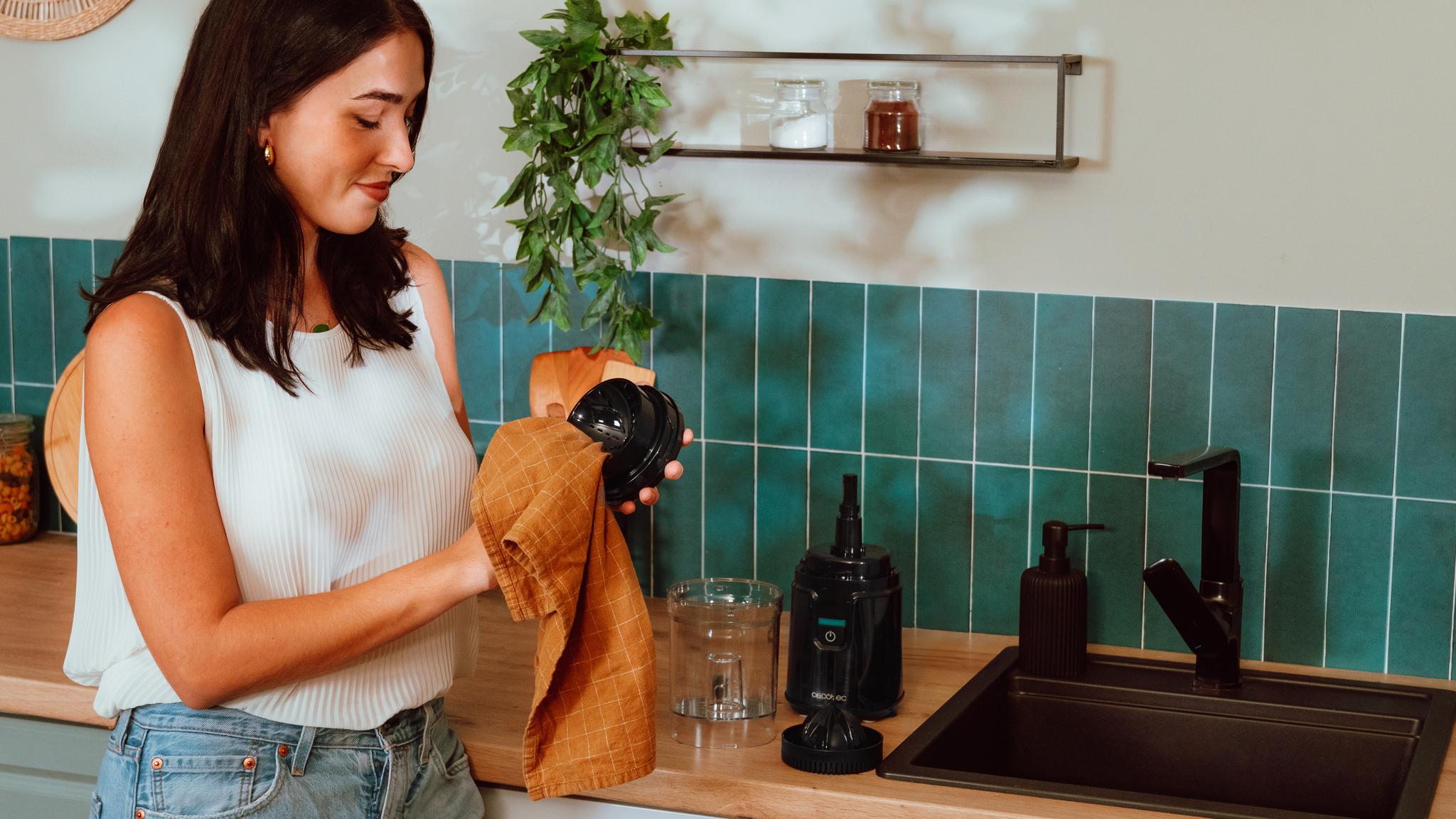 Un filtro de plástico y un cono que facilita la limpieza