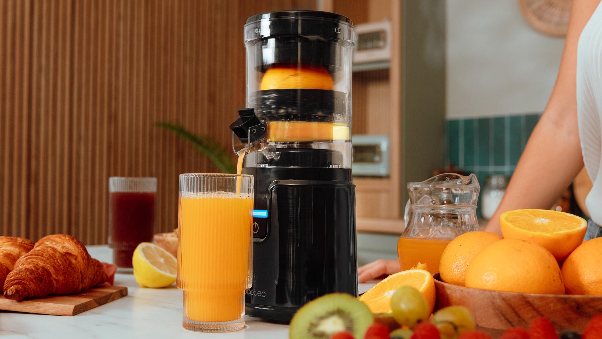 Encendido automático presionando la fruta contra el cono.