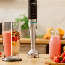 Katana 15 TotalDestroy Full B Hand blender avec 1500 W. Technologie TotalDestroy avec 4 lames noires revêtues de titane qui broient les ingrédients les plus durs en moins de temps. PerreoMove, qui déplace les lames de haut en bas pour mixer davantage avec moins d'effort. Pied XL extra long, capot anti-éclaboussures, sélecteur de vitesse progressif avec fonction Turbo et ensemble complet d'accessoires avec robot et spiraliseur.