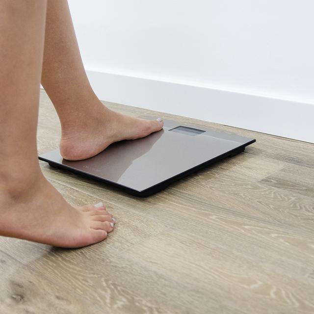 Pèse-personne numérique Surface Precision 9200 Healthy avec plateforme en acier inoxydable de haute précision, ruban à mesurer, écran LCD inversé et poids maximal jusqu’à 180 kg.