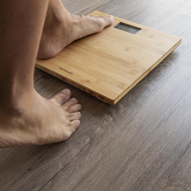 Pèse-personne numérique Surface Precision 9300 Healthy de haute précision avec plateforme en bambou (eco-friendly), écran LCD et poids maximal jusqu’à 180 kg. Prêt à utiliser et avec ruban à mesurer.